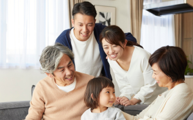Parents, grandparents and children on a couch 